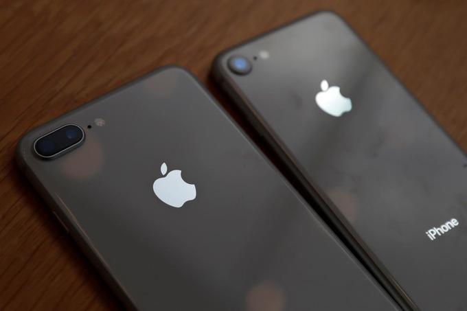 Apple je pametna telefona iPhone 8 (desno) in iPhone 8 Plus (levo) na izbranih trgih začel prodajati včeraj. Čakalnih vrst pred večino Applovih trgovin, tudi tistih najbolj obiskanih, skoraj ni bilo, saj Apple vse bolj spodbuja naročanje novih izdelkov prek spleta.  | Foto: Reuters