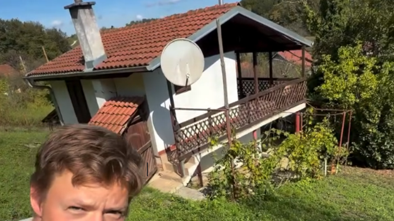 Justus Reid še nima dovolj: kupil je še več zapuščenih objektov v isti vasi