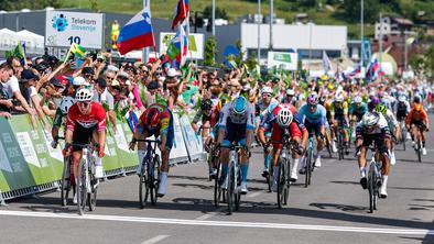 Mezgečevi brezhibni, etapna zmaga Dylanu Groenewegnu