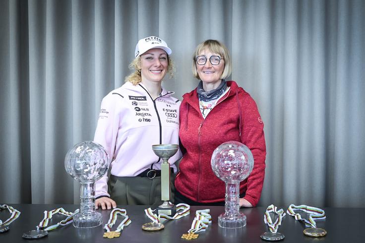 Z mamo in nekdanjo trenerko Darjo Črnko | Foto: Ana Kovač