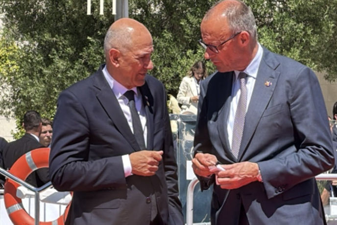 O čem sta govorila Janša in nemški kancler?