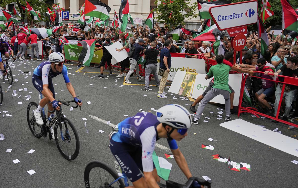 Vuelta, 11. etapa | Protestniki so tako med etapo kot na cilju onemogočali varno izvedbo etape. | Foto Guliverimage