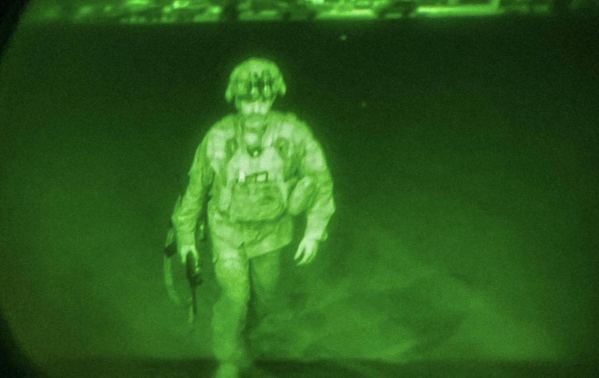 Chris Donahue, zadnji ameriški vojak, ki je zapustil Afganistan | Slovo ameriške vojske iz Afganistana: general Chris Donahue, poveljnik 82. ameriške padalske divizije, je bil zadnji ameriški vojak, ki je 30. avgusta letos zapustil Afganistan. S tem se je končala dvajsetletna ameriška vojaška prisotnost v tej državi. | Foto Guliverimage