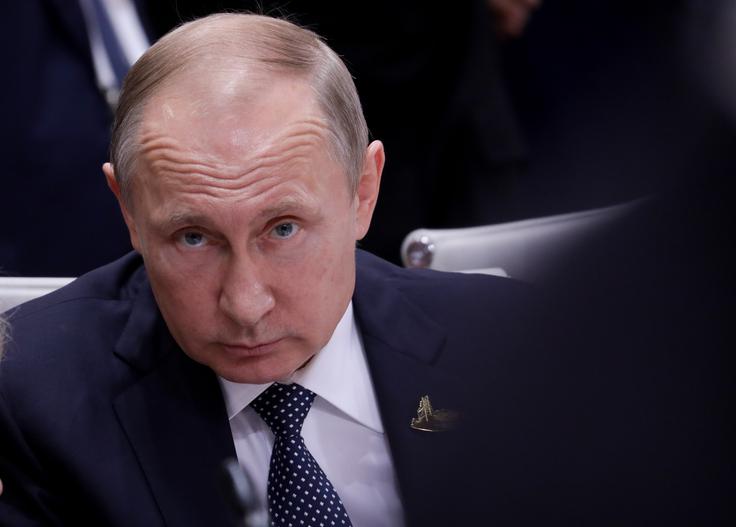 Ruski predsednik Putin je po poročanju britanskega časnika Financial Times v začetku meseca v Sankt Peterburgu zamrznitev fronte v Ukrajini ponudil ameriškemu odposlancu Stevu Witkoffu. Rusija bi si s tem zagotovila nadaljnji nadzor nad zasedenimi ozemlji in kopensko povezavo s Krimom. Obenem bi se odrekla ideji o popolnem nadzoru nad regijami Doneck, Lugansk, Zaporožje in Herson, ki si jih je leta 2022 v celoti priključila, čeprav jih le delno okupira. | Foto: Guliverimage