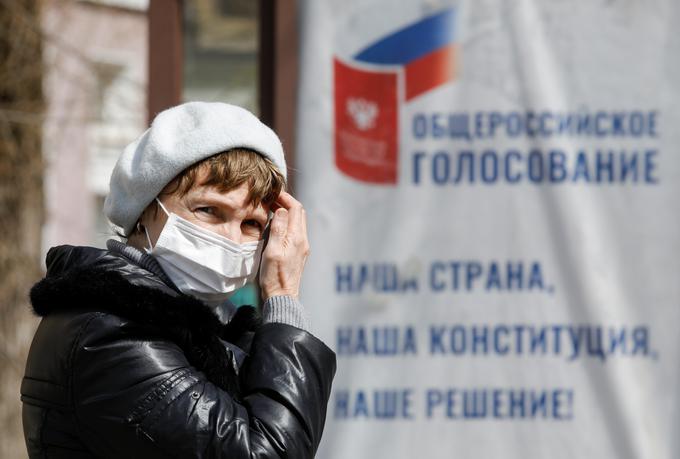 V Rusiji je bilo v petek  z novim koronavirusom uradno okuženih 28 tisoč ljudi, a je pravo število okuženih najverjetneje precej večje. | Foto: Reuters