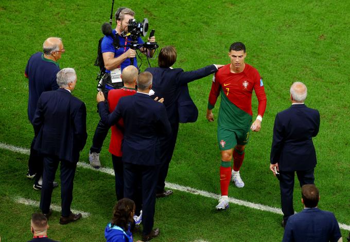 Cristiano Ronaldo je zelenico po zmagi nad Švico zapustil med prvimi. | Foto: Reuters