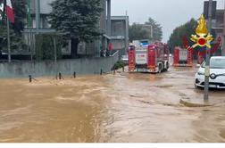 Pri naših sosedih katastrofalne poplave, trepetajo pa že pred novo pošiljko #video