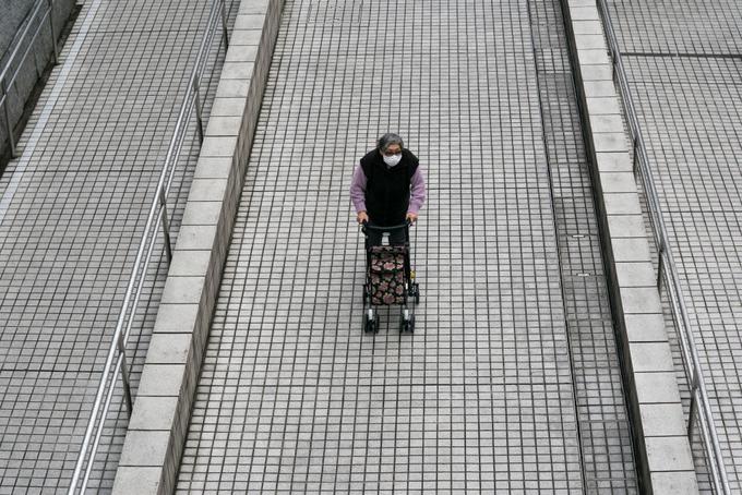 Japonske oblasti se bojijo, da bi se okužbe z novim koronavirusom, ki so zdaj prisotne večinoma v večjih mestih, kot so Tokio, Osaka in Kjoto, s potovanjem ljudi prenesle na podeželje in okužile lokalno prebivalstvo, kjer gre večinoma za starejšo populacijo. | Foto: Getty Images