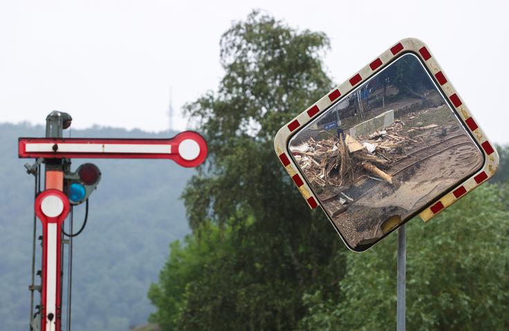 Škoda je ogromna tudi na infrastrukturi. | Foto: Reuters