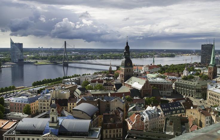 Latvija je republika s slabima dvema milijonoma prebivalcev. Leži v severnovzhodni Evropi ob Baltskem morju in meji na Estonijo, Litvo, Belorusijo in Rusijo. Največje mesto je Riga. | Foto: Guliverimage