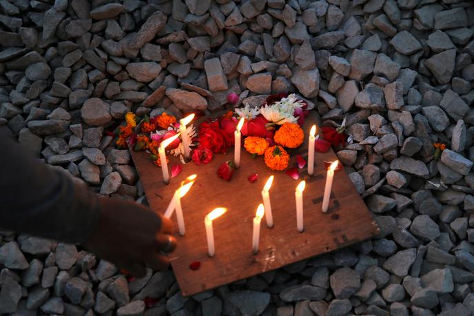 Posilstvo v Indiji | V Indiji je skupina moških posilila 19-letnico iz nižje kaste. Najstnico so našli hudo poškodovano, danes zjutraj je umrla v bolnišnici. | Foto Reuters