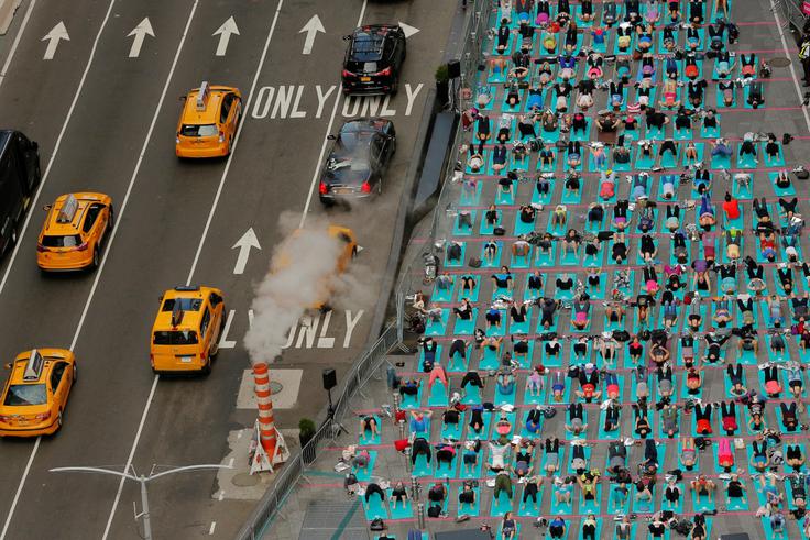 Joga na svetovno znanem križišču Times Square v ameriški metropoli New York, junij 2017. | Foto: Reuters