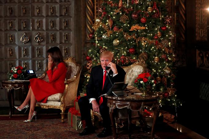 Podobo sprtih zakoncev je še okrepila božična fotografija, ki sta jo objavila Trumpova. Na tej sedita vsak na svojem stolu, usmerjena vsak v svojo smer, kot da bi bila sprta. | Foto: Reuters