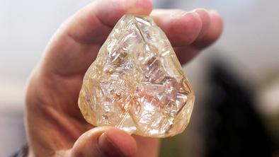 Diamant med izdelki za nego kože
