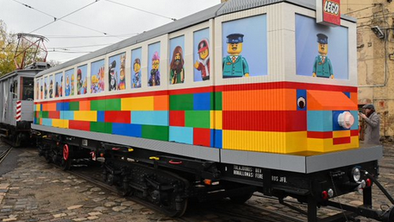 Prvi na svetu: v Budimpešti zgradili tramvaj iz 1,8 milijona lego kock #video