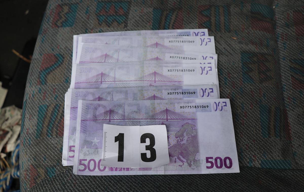 Ponarejeni denar | Policisti so v hišni preiskavi na območju Šmarja pri Jelšah zasegli večjo količino ponarejenih evrskih bankovcev za 500 evrov. | Foto policija