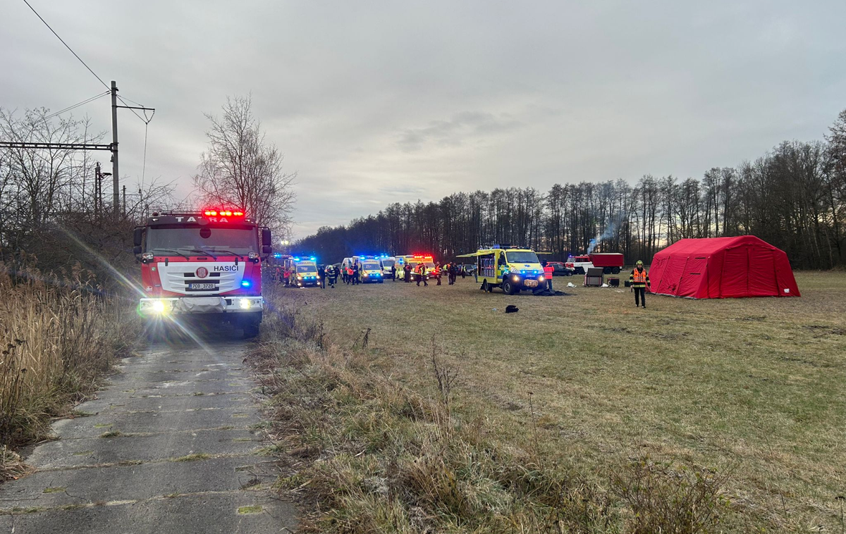 železniška nesreča na Češkem | V nesreči naj bi se poškodovalo več kot 40 ljudi, med njimi dva huje. | Foto Češka reševalna služba
