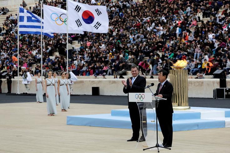 Olimpijski ogenj so v posebnem obredu s pomočjo sončnih žarkov, v antični Olympii prižgali 24. oktobra. | Foto: Reuters