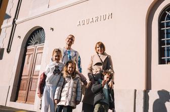 Kam na izlet pozimi? Znana slovenska družina je pobegnila med morske živali