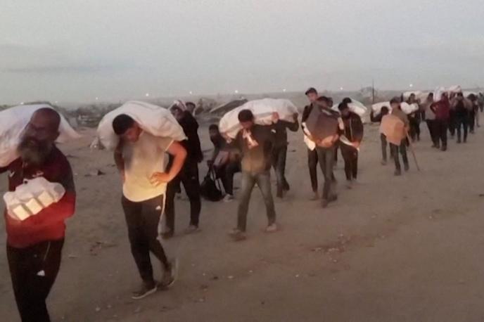 Gaza | Izraelska vojska je v povezavi z incidentom sporočila, da so njeni pripadniki streljali na le nekaj posameznikov, ki so se oddaljili od začrtane poti do centra in se jim približali. Poročila o smrtnih žrtvah naj bi še preverjali. | Foto Reuters