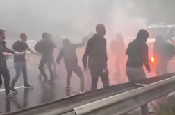 Brutalno nad policijo: leteli kamenje in steklenice
