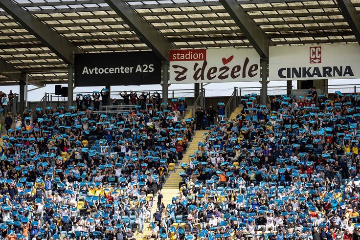 Prva koreografija v 105-letni zgodovini celjskega kluba na osrednji tribuni stadiona Z'dežele. | Foto: Jure Banfi/alesfevzer.com