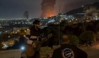 Medtem ko padajo bombe, oni igrajo na kitaro in pojejo