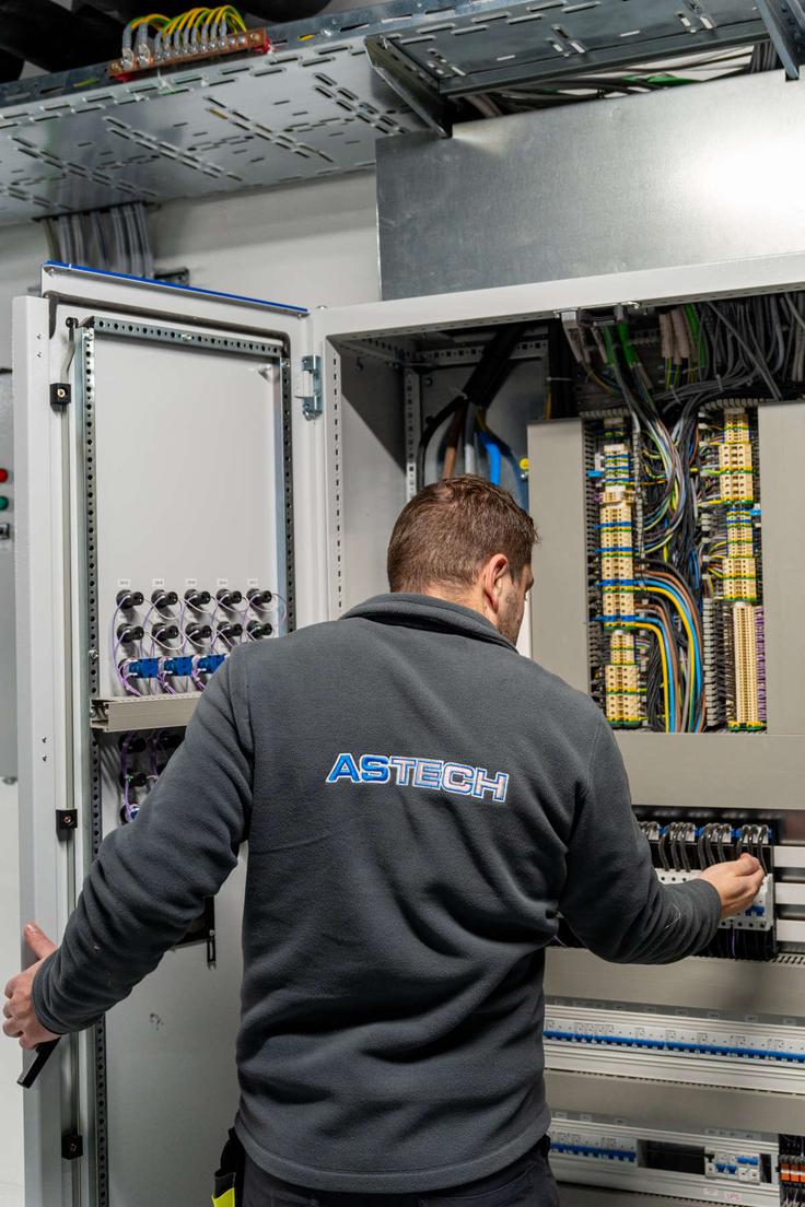 Serviser podjetja Astech pri delu – strokovnost, zanesljivost in natančnost, ki zagotavljajo brezhibno delovanje sistemov 24/7. | Foto: GO4Digit Gal Pavel Pazlar / Astech d.o.o.
