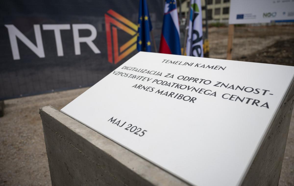 Položitev temeljnega kamna za podatkovni center, v katerem bo tudi superračunalnik. | Z izgradnjo podatkovnega centra in umestitvijo superračunalnika v njegov sklop delovanja bo Slovenija naredila ključen korak k digitalni preobrazbi ter okrepila konkurenčnost na področju umetne inteligence in visokozmogljivega računalništva, so prepričani v Arnesu. | Foto STA