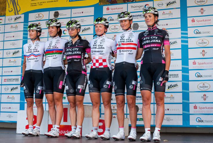 Z ekipo BTC City Ljubljana leta 2015. Na fotografiji: Eugenia Bujak, Martina Ritter, v.d. direktorica slovenskih ženskih reprezentanc Mia Radotić, Urša Pintar, Olena Pavlukhina in Polona Batagelj. | Foto: Guliverimage