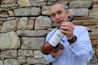 Kako brez odpirača odpreti steklenico vina (video)