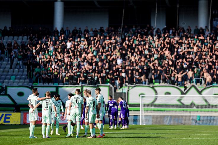 V Ljubljani ni bilo zadetkov. V strelih na gol so prevladovali Mariborčani (13:9), v strelih v okvir gol pa so bili konkretnejši nogometaši Olimpije (4:2), a je na vratih vijolic blestel Ažbe Jug.  | Foto: Aleš Fevžer