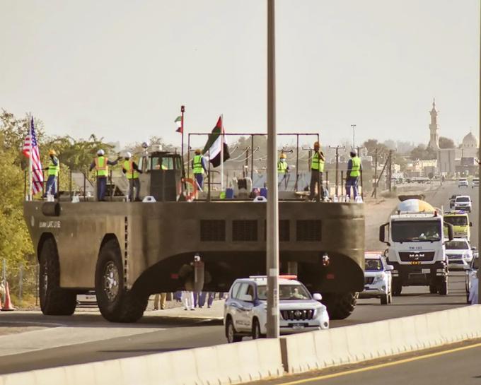 Tako so ta velikanski stroj prepeljali skozi Dubaj do muzeja terenskih vozil. | Foto: 
