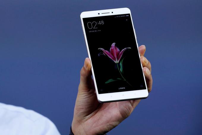 Podjetju Xiaomi pravijo tudi "kitajski Apple". Na fotografiji je pametni telefon Xiaomi Mi Max. | Foto: Reuters