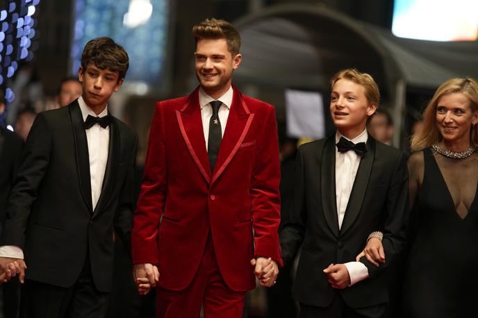 Lukas Dhont, Gustav De Waele, Eden Dambrine in Emilie Dequenne | Režiser Lukas Dhont (v sredini v rdečem suknjiču) ter igralci (od leve proti desni):  Gustav De Waele, Eden Dambrine in Emilie Dequenne v Cannesu maja letos. | Foto Guliverimage
