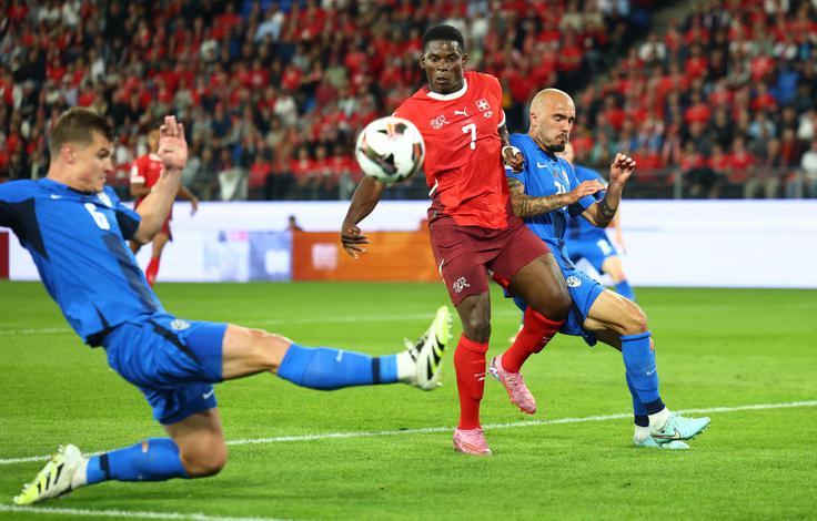 Breel Embolo je povzročal težave tudi slovenski obrambi in se v 33. minuti vpisal med strelce. | Foto: Reuters