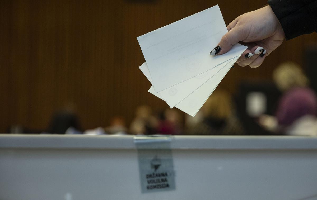 Referendum | Rednih volišč po državi je 2999, poleg tega je odprtih tudi 88 t. i. volišč omnia, ki so namenjena glasovanju izven okraja stalnega prebivališča. Volišča bodo odprta do 19. ure. | Foto Ana Kovač
