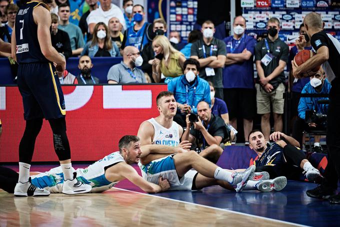 Slovenski košarkarji se dobesedno mečejo za vsako žogo. | Foto: FIBA