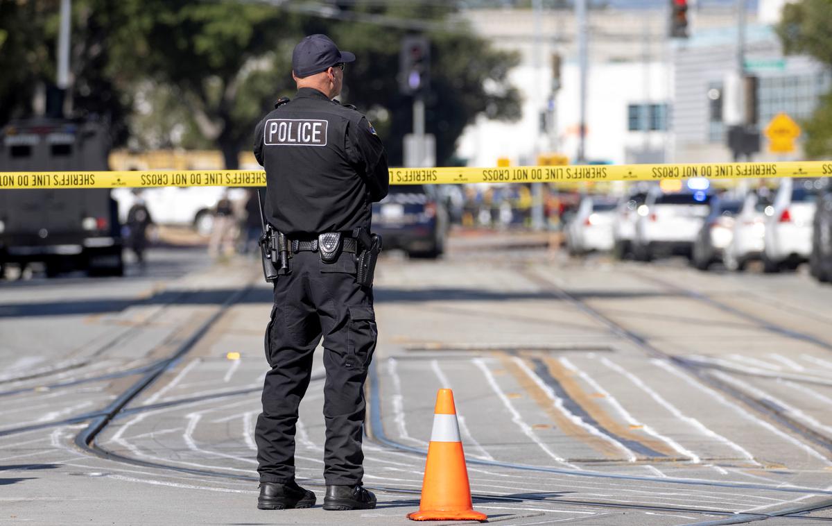 ZDA policija | Policijske enote, ki so se odzvale na klice, so našle 14 ranjenih v baru in pred njim. V streljanju je umrla 20-letna ženska. | Foto Reuters