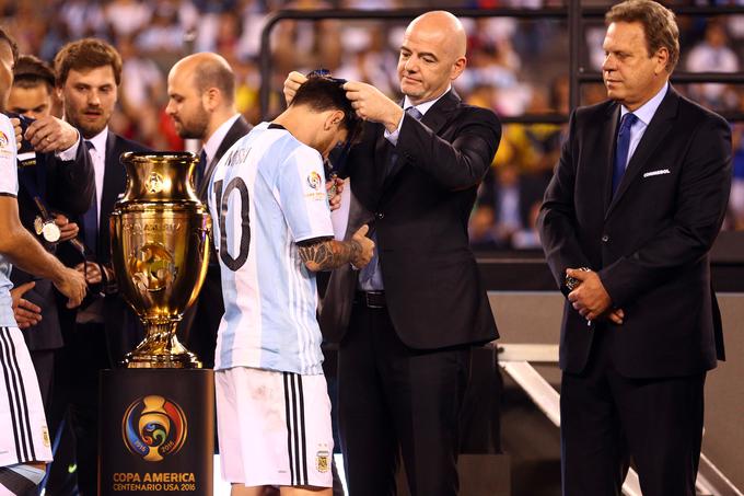 Predsednik Fife Gianni Infantino je kapetanu Argentine podelil srebrno medaljo. | Foto: 
