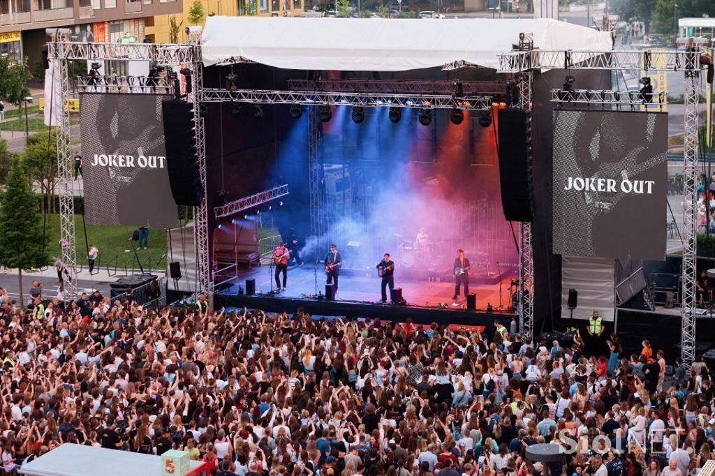 Nepregledna množica pred ALEJO (Foto Janez Štrukelj)