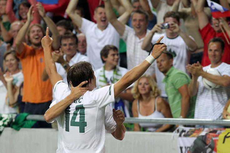 Zlatko Dedić se je vpisal v zgodovino tudi kot strelec prvega zadetka, doseženega na stadionu Stožice. Tako se je veselil vodstva Slovenije na prijateljski tekmi proti Avstraliji z 1:0. Kekova četa, to je bila njena prva tekma po SP 2010, je takrat premagala kenguruje z 2:0. | Foto: Aleš Fevžer