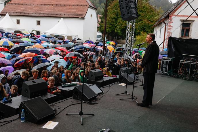 Pahor v Stični | Na festivalu, ki je lani praznoval že 40-letnico, se vsako leto zbere več tisoč mladih. Udeležba je bila nekoliko nižja v zadnjih dveh letih epidemije covid-19, ko so morali organizatorji tudi nekoliko spremeniti program in tradicionalne lokacije dogajanja. Lani se je tako na festivalu zbralo nekaj več kot 2.000 mladih. | Foto Twitter/BorutPahor