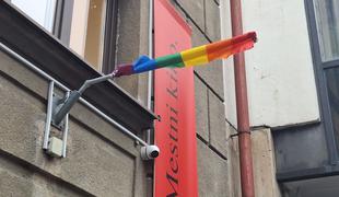 Med festivalom LGBT filma znova uničena mavrična zastava na pročelju Kinodvora