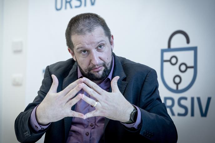 Uroš Svete | Svete opozarja, da je pri takšnih prevzemih ključno razmišljati strateško: Lastništvo pomeni tudi kontrolo, vizijo razvoja podjetja. Če naročnik nima lastne tehnične ekipe, ki zna preverjati izvajalca, potem postane zelo ranljiv. Sprememba lastništva lahko hitro prinese nove protokole ali tehnologije, za katere ne boš imel več podpore, izvorne kode ali dokumentacije. | Foto Ana Kovač