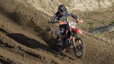 Tim Gajser v prvi vožnji trčil s tekmecem in odstopil, Jan Pancar sedmi