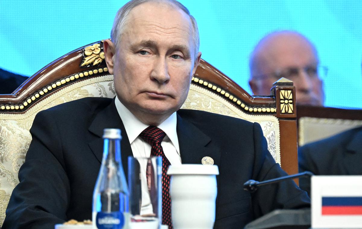 Vladimir Putin | Ruski predsednik Vladimir Putin, pobudnik vojne v Ukrajini, sprenevedavo svari pred nadaljevanjem spopadov v Izraelu, saj da bodo žrtve preštevilne. | Foto Reuters