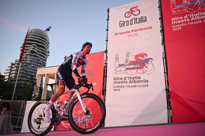 Giro Primož Roglič | Primož Roglič na sredini predstavitvi ekip pred petkovim začetkom Dirke po Italiji. | Foto Guliverimage