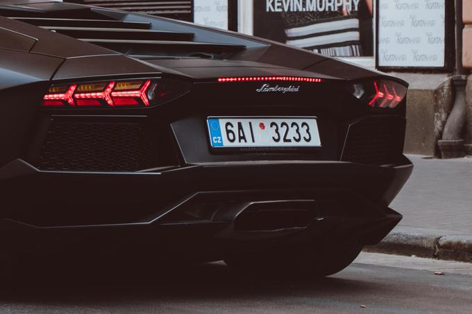 Lamborghiniji, sploh model Aventador, so v zadnjih letih postali eden od najbolj prepoznavnih simbolov hrepenenja po hitrem zaslužku s kriptovalutami. Pogosto so jih namreč kupovali uspešni vlagatelji in se z njimi postavljali na družbenih omrežjih.
 | Foto: Unsplash