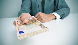 V Sloveniji prijavlja najnižje mogoče dohodke, v tujini pa ima 7,6 milijona evrov #video